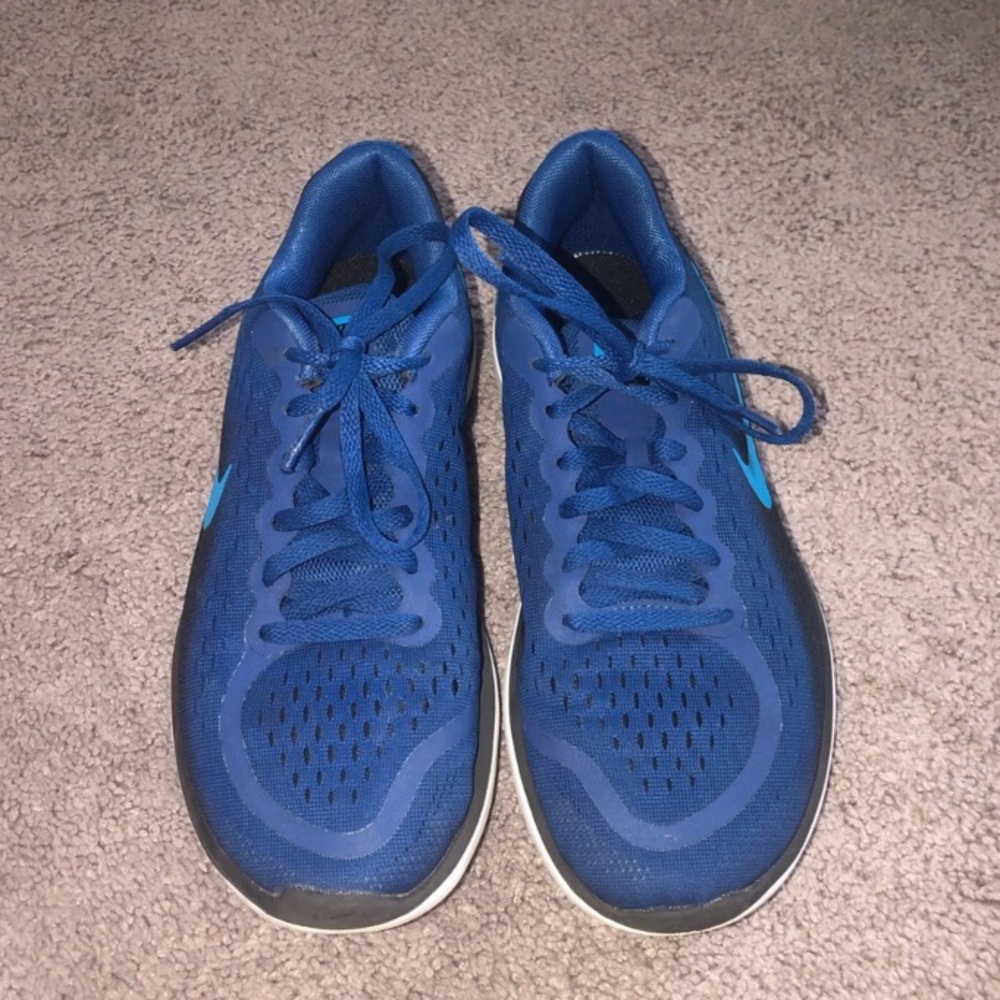 boys’ blue and black nike shoes